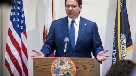 gobernador de Florida firma ley que relega lucha contra cambio climático
