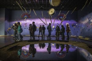 Personas observan la Ruta de Museos Turísticos en La Paz