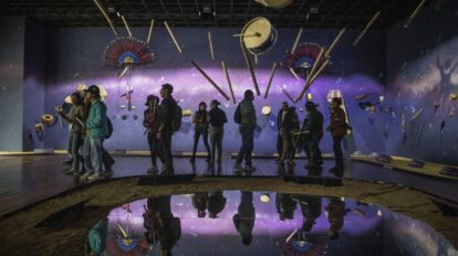 Personas observan la Ruta de Museos Turísticos en La Paz