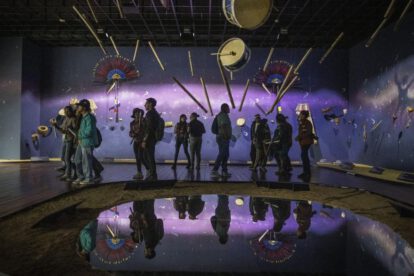 Personas observan la Ruta de Museos Turísticos en La Paz