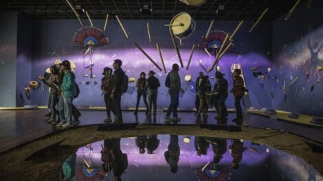 Personas observan la Ruta de Museos Turísticos en La Paz