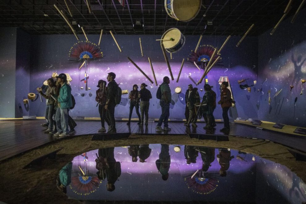 Personas observan la Ruta de Museos Turísticos en La Paz