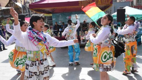 Jóvenes participan en una feria ecológica de reciclaje