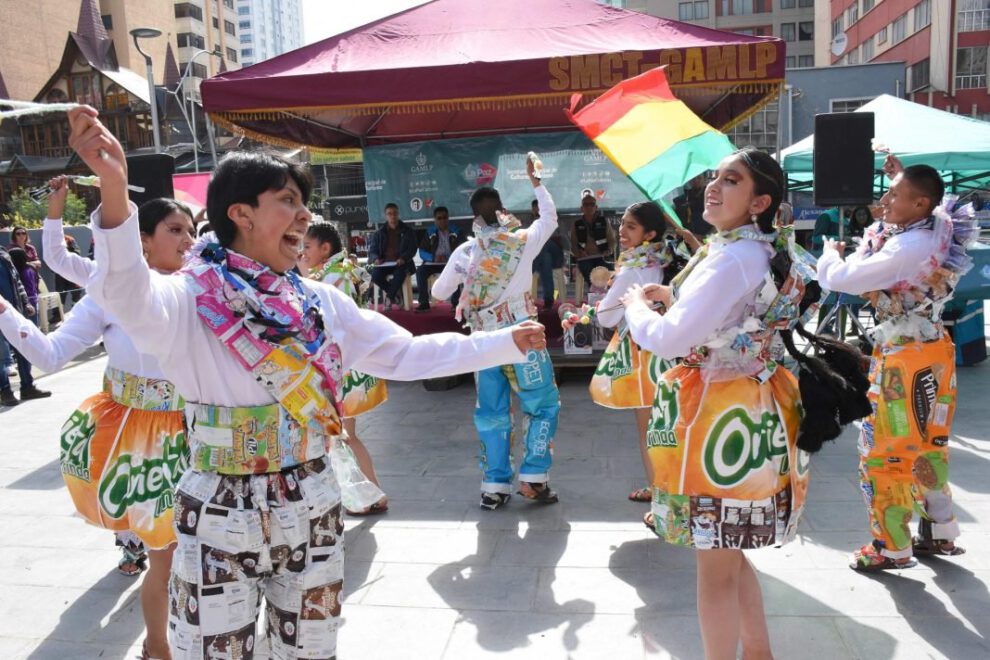 Jóvenes participan en una feria ecológica de reciclaje