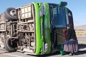 Accidente de tránsito Oruro - La Paz deja varios heridos