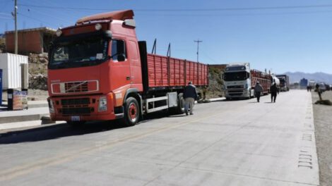 Transporte pesado Oruro bloqueo de carreteras