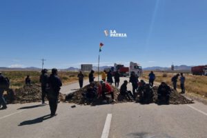 Bloqueo carretero en Oruro por crisis de combustible y dólares