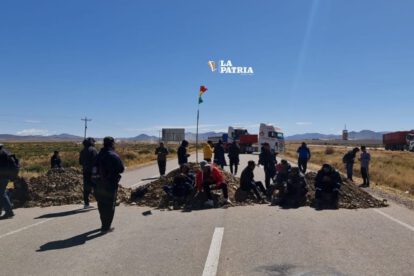 Bloqueo carretero en Oruro por crisis de combustible y dólares