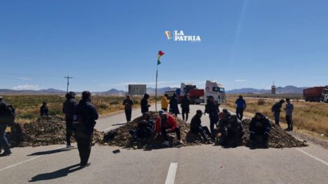 Bloqueo carretero en Oruro por crisis de combustible y dólares