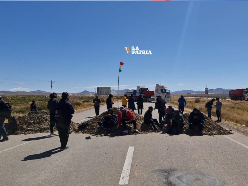Bloqueo carretero en Oruro por crisis de combustible y dólares