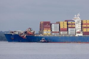 buque Dali remolcado hacia el puerto de Baltimore