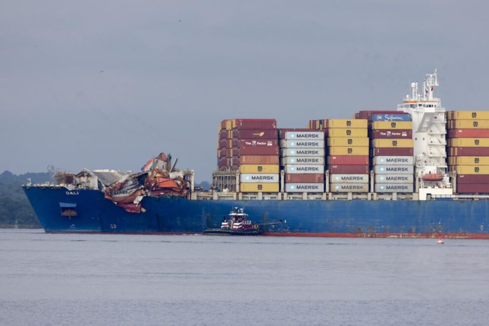 buque Dali remolcado hacia el puerto de Baltimore