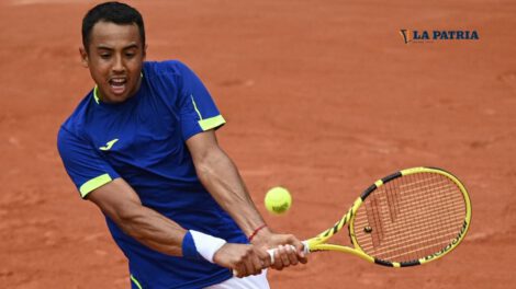 Hugo Dellien durante el partido en Roland Garros