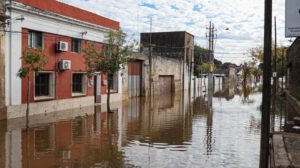 Fotografía de una calle inundada en Salto, Uruguay, debido a la emergencia agropecuaria