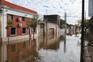 Fotografía de una calle inundada en Salto, Uruguay, debido a la emergencia agropecuaria