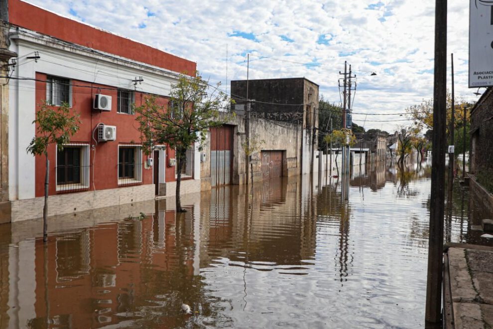 Fotografía de una calle inundada en Salto, Uruguay, debido a la emergencia agropecuaria