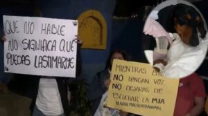 Joni perro salchicha baleado en la Escuela de Idiomas del Ejército