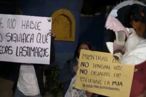 Joni perro salchicha baleado en la Escuela de Idiomas del Ejército