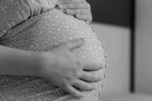 Joven de 18 años embarazada de su hermanastro