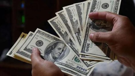 Crisis en la banca boliviana por escasez de dólares