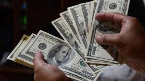 Crisis en la banca boliviana por escasez de dólares