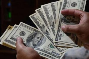 Crisis en la banca boliviana por escasez de dólares