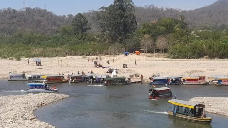 Turistas argentinos en Bermejo buscando precios más bajos