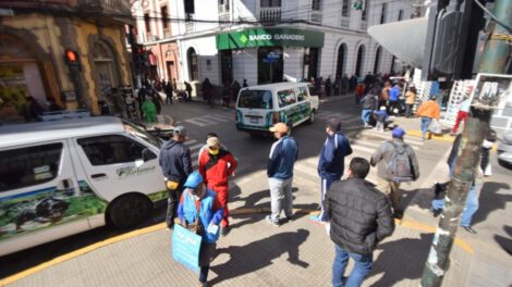 Transporte urbano Oruro marcha en demanda de combustible