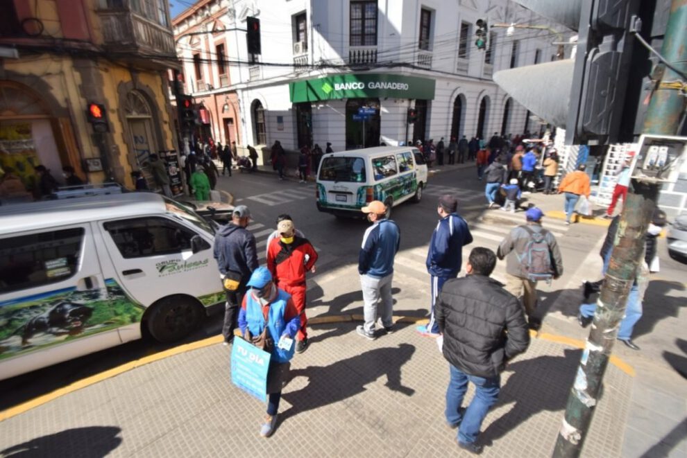 Transporte urbano Oruro marcha en demanda de combustible