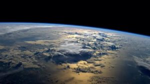 Panorama de la Tierra desde el resto del espacio con Gliese 12 b