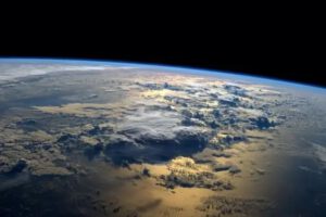 Panorama de la Tierra desde el resto del espacio con Gliese 12 b