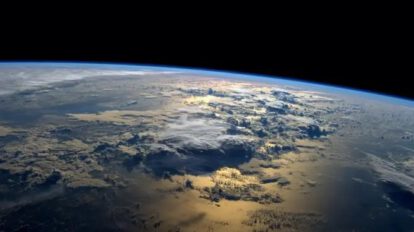 Panorama de la Tierra desde el resto del espacio con Gliese 12 b