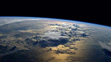 Panorama de la Tierra desde el resto del espacio con Gliese 12 b