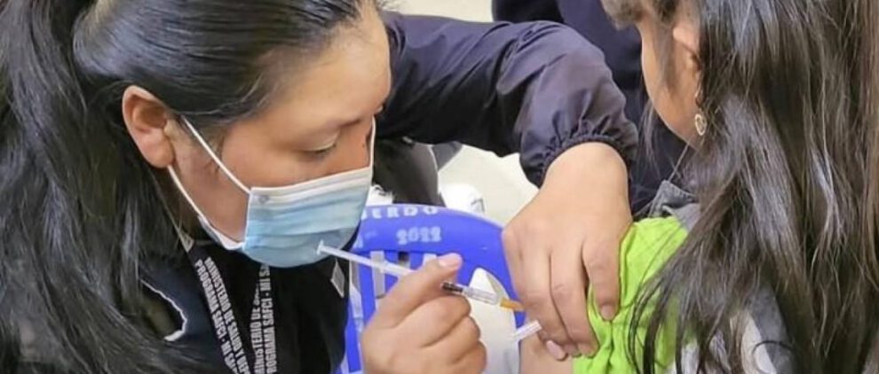 Una niña recibe la vacuna contra la influenza