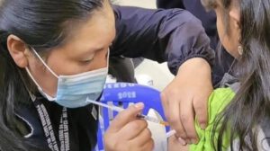 Una niña recibe la vacuna contra la influenza