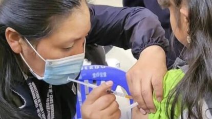 Una niña recibe la vacuna contra la influenza