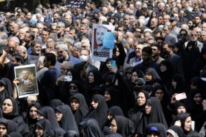 Asistentes al funeral del presidente Ebrahim Raisí en Irán