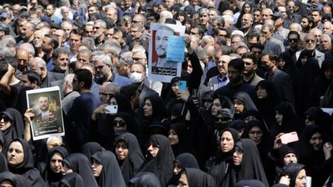 Asistentes al funeral del presidente Ebrahim Raisí en Irán