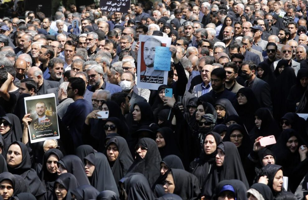 Asistentes al funeral del presidente Ebrahim Raisí en Irán