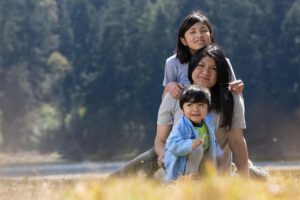 Tolerancia de media jornada para madres trabajadoras en Bolivia