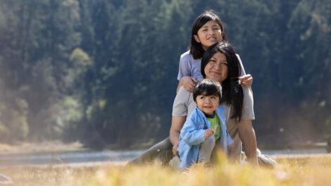 Tolerancia de media jornada para madres trabajadoras en Bolivia
