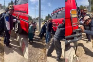 Minibús varado en vías del Tren Metropolitano