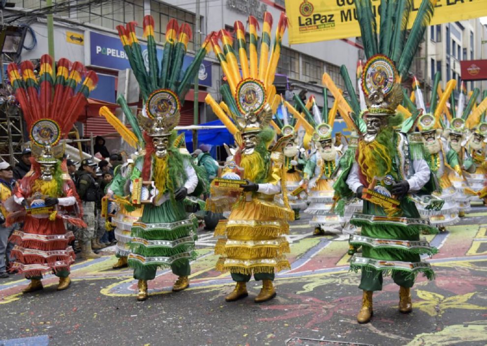Bailarines de morenada durante la entrada del Gran Poder