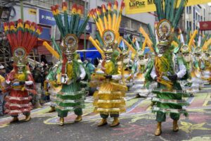 Bailarines de morenada durante la entrada del Gran Poder