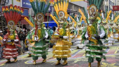 Bailarines de morenada durante la entrada del Gran Poder