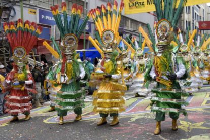 Bailarines de morenada durante la entrada del Gran Poder