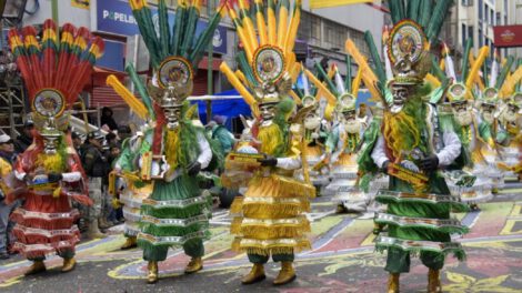 Bailarines de morenada durante la entrada del Gran Poder