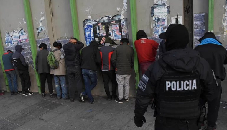 Ciudadanos extranjeros detenidos en La Paz con armas punzocortantes y sustancias controladas