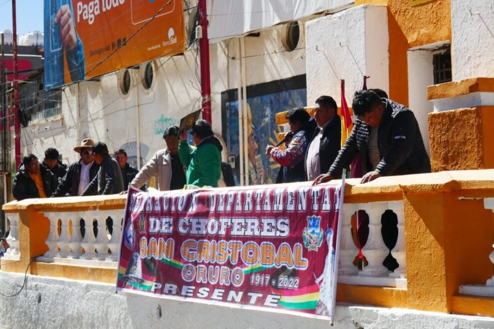 Chóferes exigen renuncia de responsable de YPFB Oruro