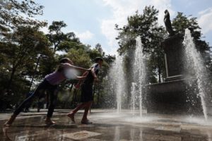 Onda de calor en México: niños se refrescan debido a las altas temperaturas registradas